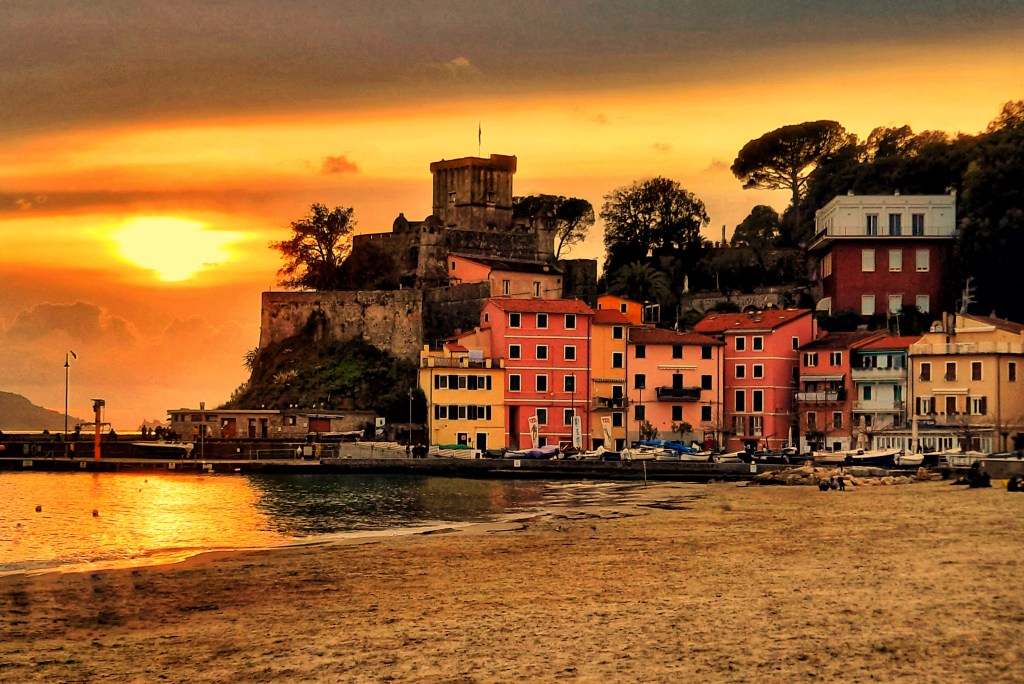 San Terenzo, vicino a La Spezia, al tramonto dalla spiaggia.